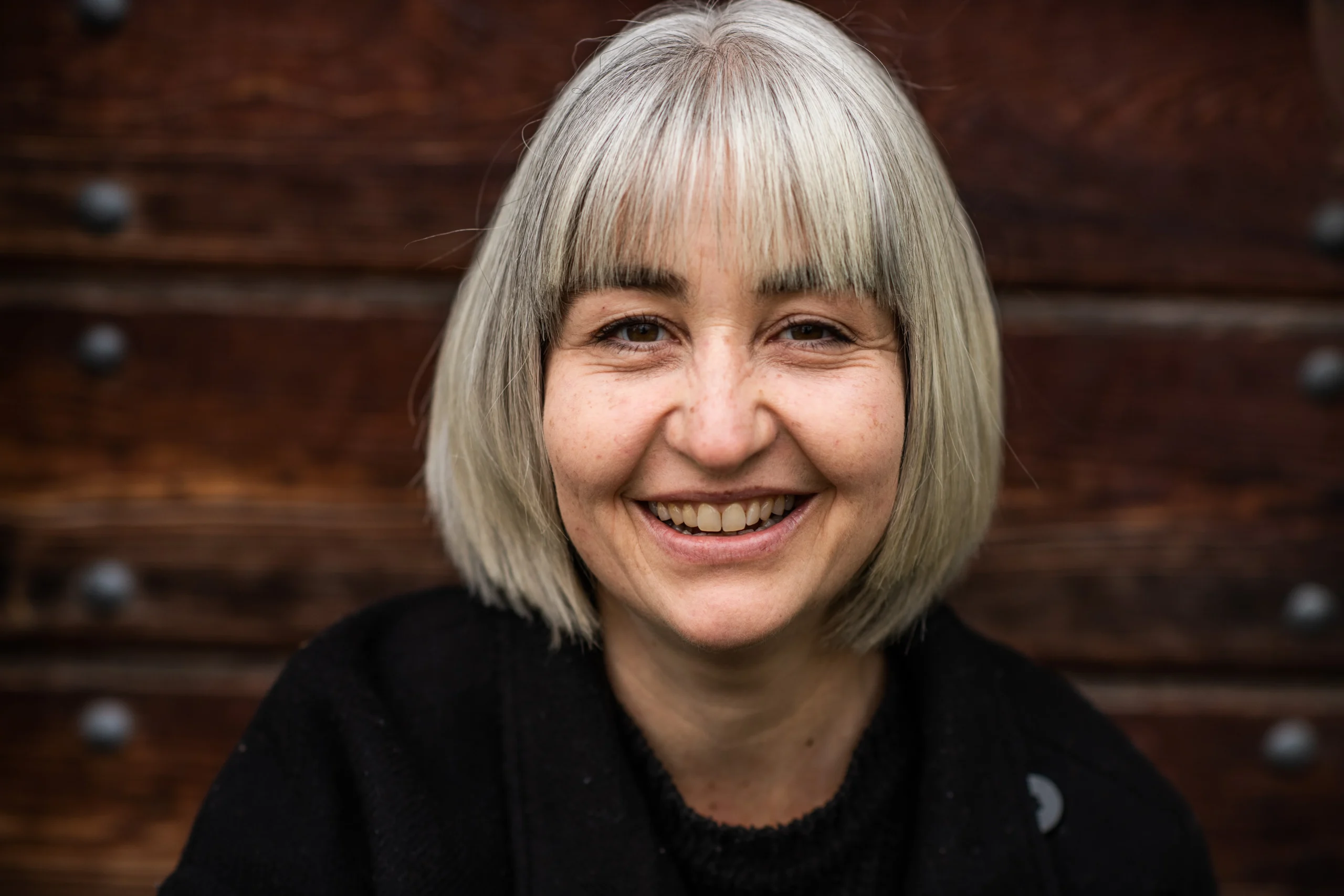 Porträt Nadine Altherr, offen und freundlich lachend